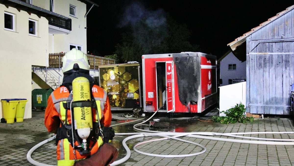 Feuer in Aspach: Feuerwehr muss Imbisswagen löschen