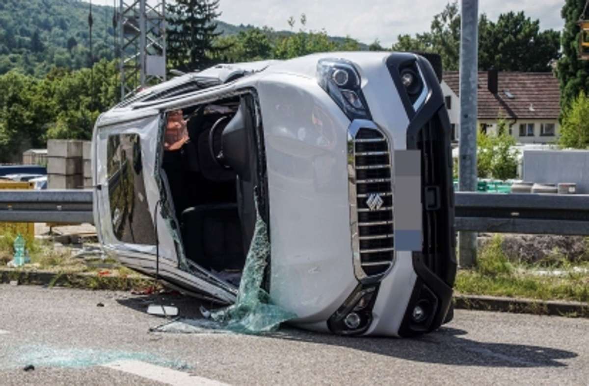 Unfall im Kreuzungsbereich in Leonberg: Durch den Zusammenstoß kippte dieser Suzuki zur Seite. Foto: SDMG/SDMG / Dettenmeyer