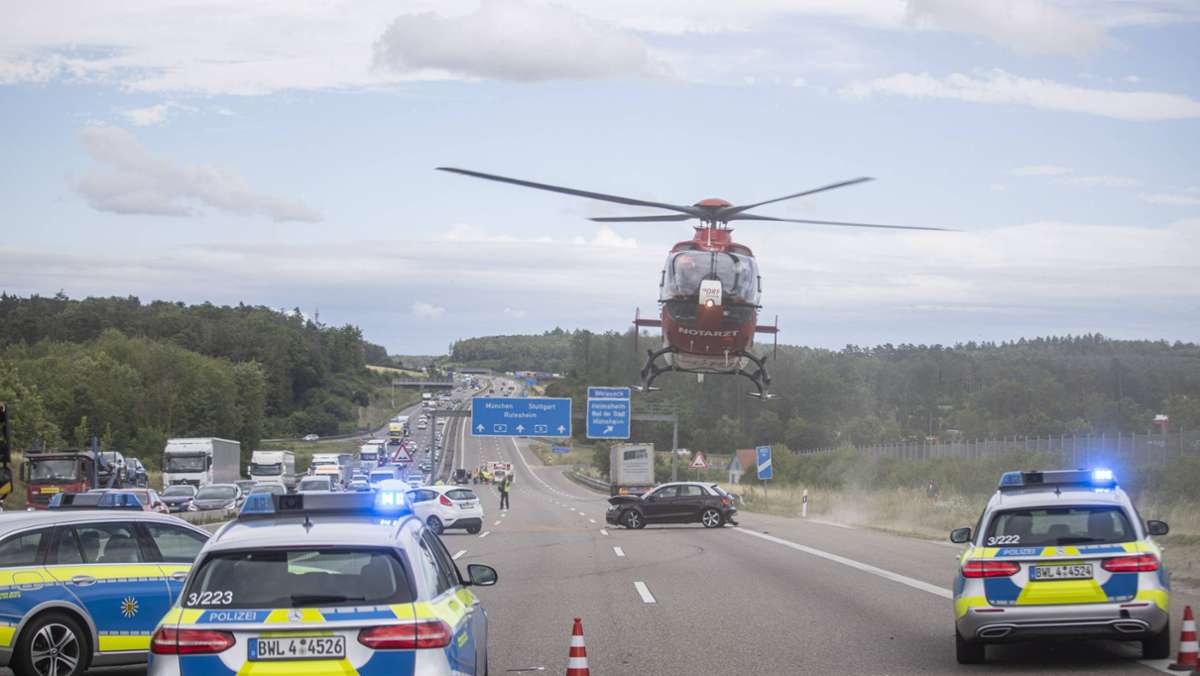  Nach zwei Unfällen innerhalb kurzer Zeit war die A8 bei Heimsheim Richtung Stuttgart am Donnerstag mehrere Stunden gesperrt. Es staute sich zeitweise auf zwölf Kilometer. 