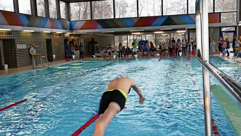 Dachschaden in Vaihingen: Schwimmer sitzen weiter auf dem Trockenen