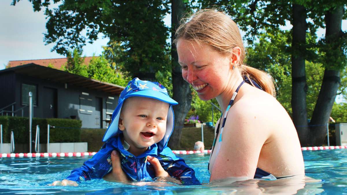 Expertin gibt Tipps zur Wassergewöhnung: Tipps und Tricks fürs Schwimmen mit Baby