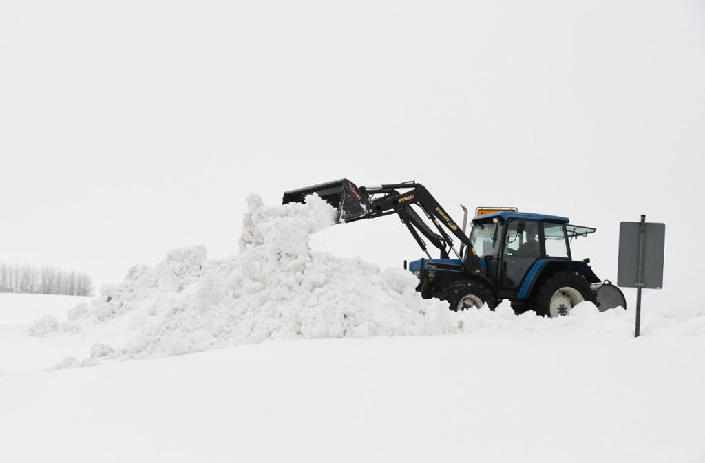 Am Mittwoch haben erneute Schneefälle das Winterchaos im Freistaat weiter zugespitzt. Auf den Autobahnen kam der Verkehr teilweise zum Erliegen, eingeschneite Dörfer müssen über Lebensmitteltransporte versorgt werden.