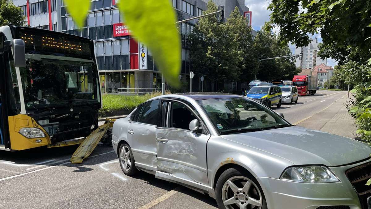 Stuttgart-West: Unfall mit Linienbus – zwei Verletzte