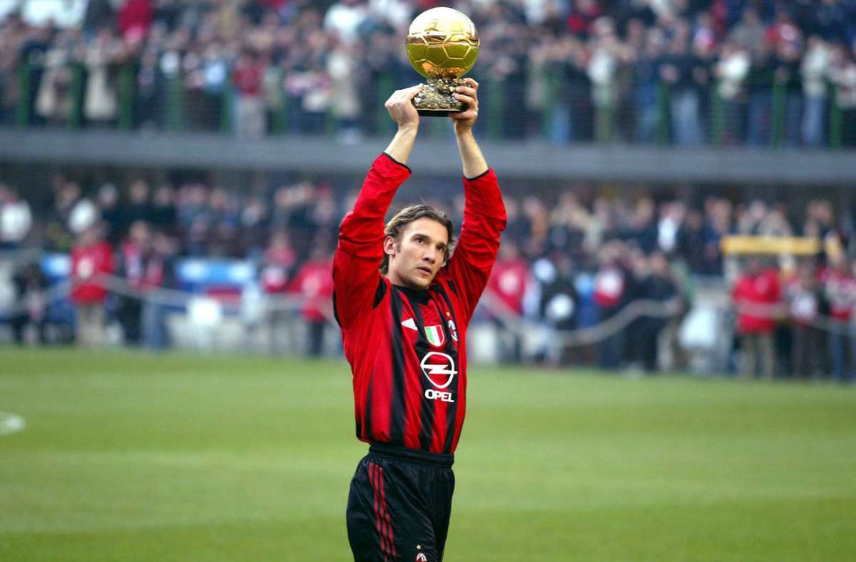 Der Ukrainer Andrej Schewtschenko vom AC Mailand erhält 2004 den goldenen Ball.