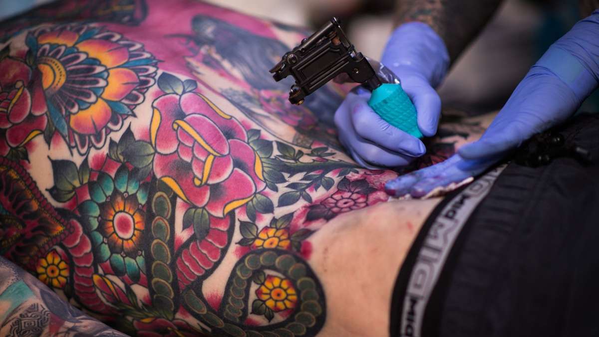  Wie eine neue Studie zeigt, ist ein Großteil der Tattoo-Farben verunreinigt. Ein Farbton fällt besonders negativ auf. 