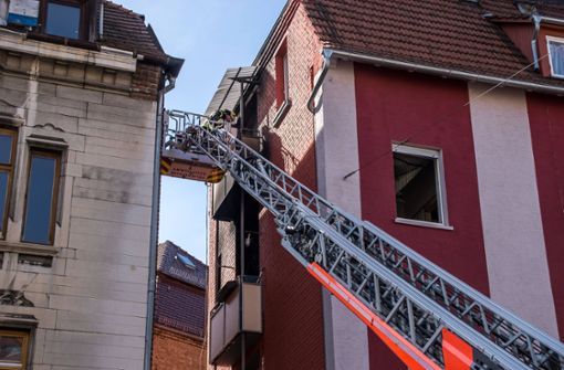 Feuerwehr rettet zwei Menschen aus brennendem Haus