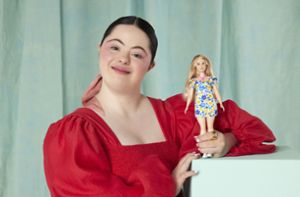 Das Model Ellie Goldstein präsentiert die erste Barbie mit Down-Syndrom. Foto: dpa/Mattel/Catherine Harbour