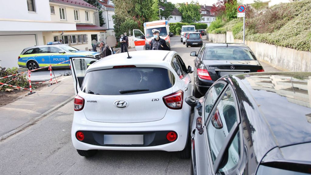 Unfall in Stuttgart-Vaihingen: 85-Jähriger verkeilt sein Fahrzeug zwischen Lkw und Auto