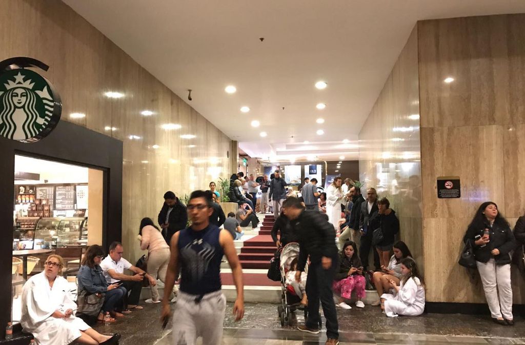 Bewohner, die aus ihren Häusern evakuiert wurden halten sich am in einem Einkausfzentrum in Mexiko-Stadt auf.