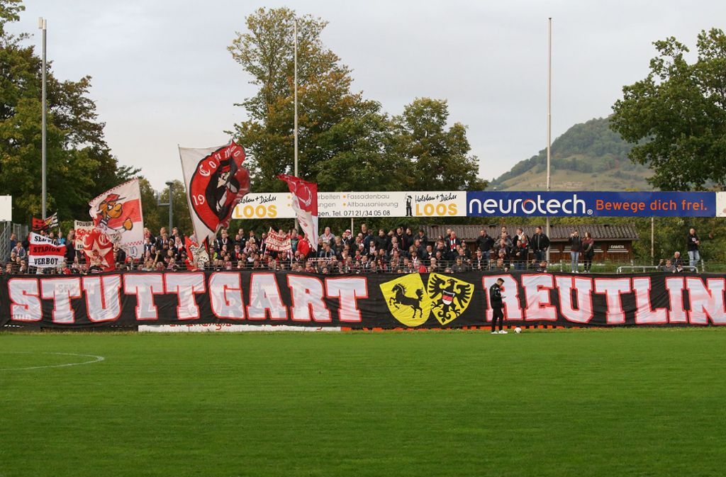 Die Fans des VfB II und von Reutlingen mit ihrer gemeinsamen Choreo vor der Partie.