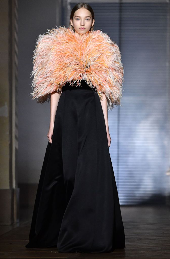 Anstatt Pelz: Mut zu Farbe und Volumen beweist das französische Modehaus Givenchy.