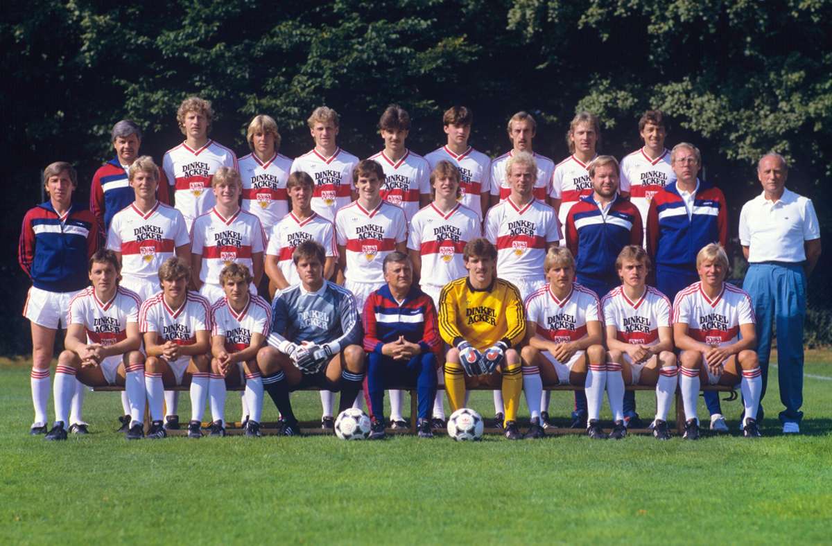 Vorne in der Mitte: Otto Baric. Der Coach des VfB in der Saison 1985/1986.