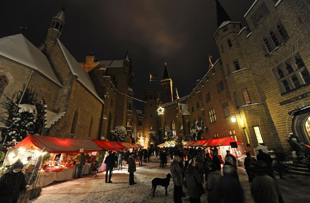 Eine besondere Kulisse für einen königlichen Weihnachtsmarkt bietet die Burg Hohenzollern bei Bisingen im Zollernalbkreis. Geöffnet ist der Markt von Freitag, 30. November, bis Sonntag, 2. Dezember und von Freitag, 7. Dezember, bis Sonntag, 9. Dezember.
