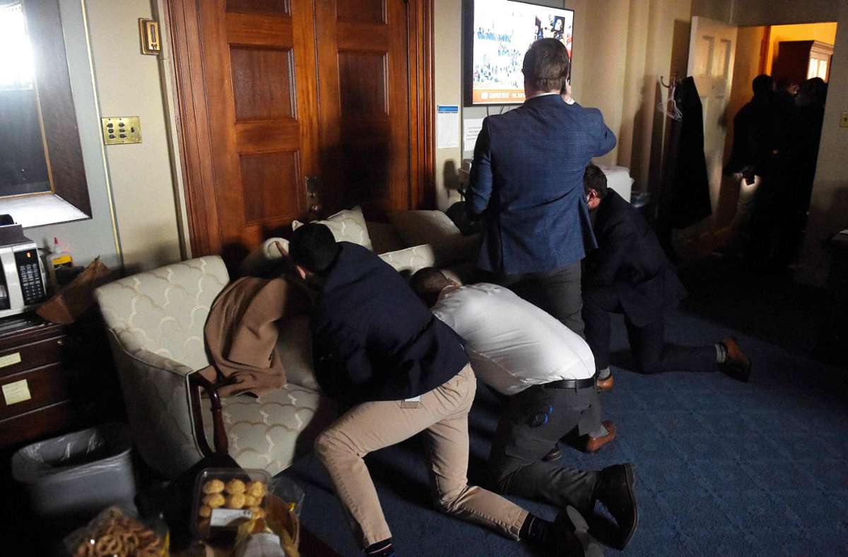 Mitarbeiter des Kongresses verbarrikadieren sich, nachdem Trump-Anhänger das US-Kapitol in Washington, DC am Mittwoch, 6. Januar 2021 gestürmt haben.