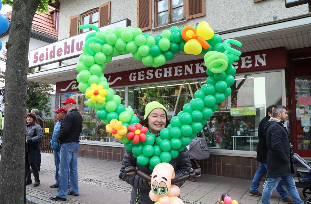 Sonja Zielke, Sprecherin der Werbegemeinschaft nördliche Bahnhofstraße, im bunten Fotorahmen.