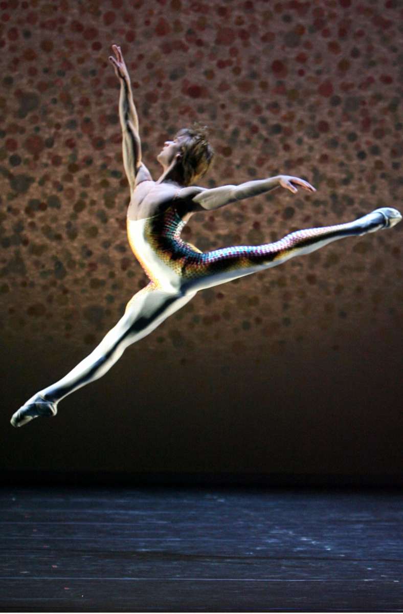 Perfekte Sprünge: kraftvoll im Absprung, hoch, lautlos in der Landung – Friedemann Vogel zeigt hier in Glen Tetleys „Voluntaries“ klassische Tanzkunst vom feinsten.