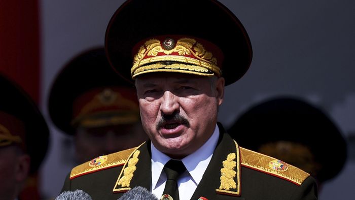 Lukaschenko greift buchstäblich zur Waffe