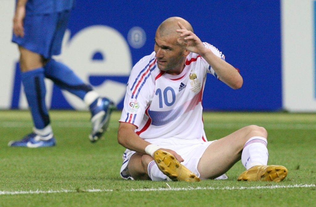 3. Wer bei Zinedine Zidane nur an den Kopfstoß im WM-Finale 2006 denkt, hat den Fußball nie geliebt. Zizou war das beste, was Fußball-Frankreich je hervorgebracht hat. Tausendfach kopiert auf Bolzplätzen, aber nie erreicht wurden seine Tricks. Eine Legende. Einer der größten Fußballer der Geschichte.