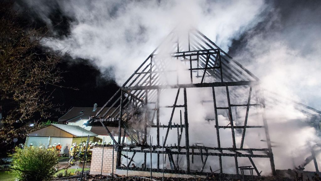  Ein Feuer ist in der Scheune eines Wohnhauses in Ebhausen ausgebrochen. Die Löscharbeiten gestalteten sich schwierig. 