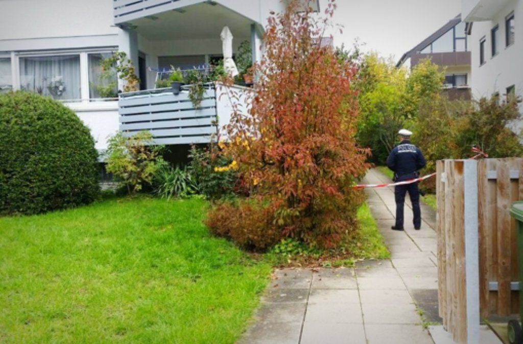 18. Oktober: Ein 16-Jähriger und seine 43-jährige Mutter sind in Stuttgart-Riedenberg getötet worden. Der 52-Jährige Familienvater hat sich bei der Polizei gemeldet und sich für schuldig erklärt. Hier geht es zum Artikel