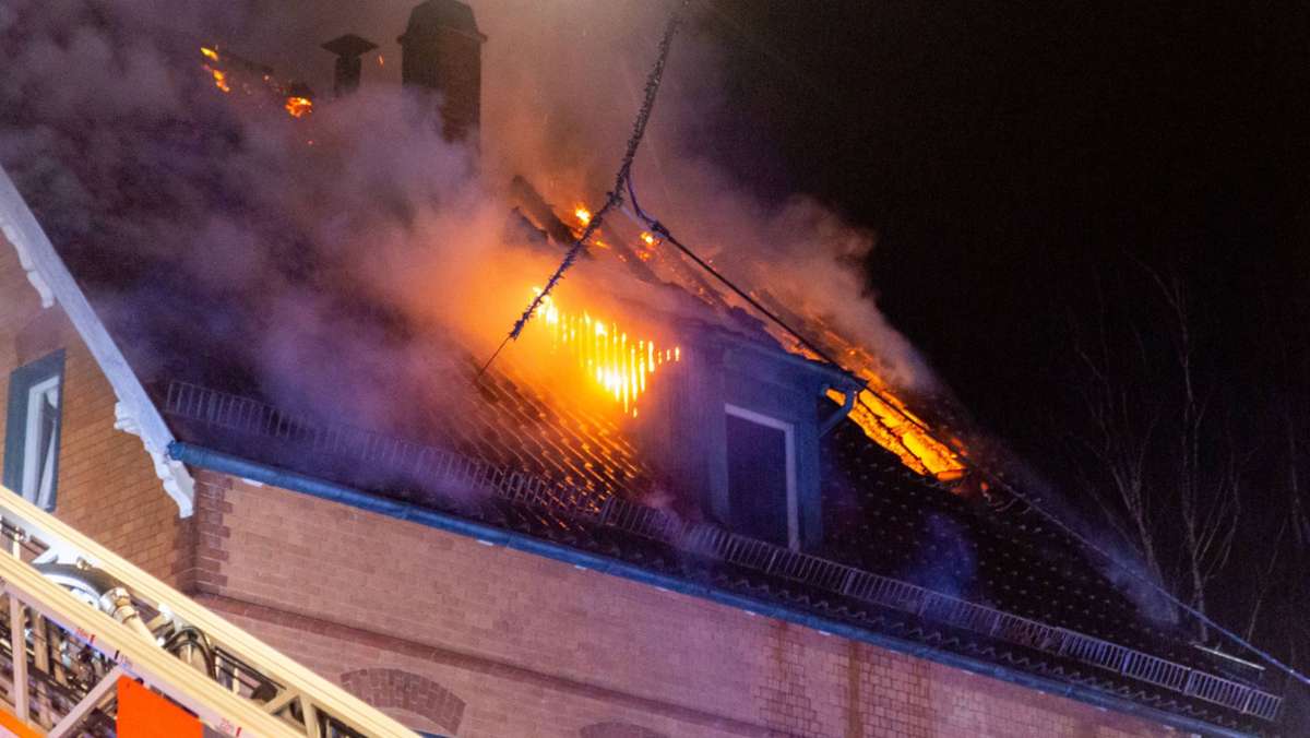Feuerwehreinsatz in Stuttgart: Balkonbrand greift auf Dachstuhl über
