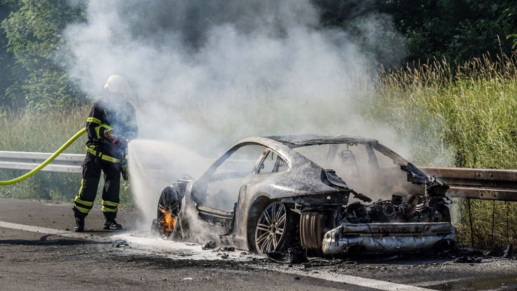 Fahrzeugbrand auf A8 am Kreuz Stuttgart: Brennender Porsche sorgt für Stau im Berufsverkehr