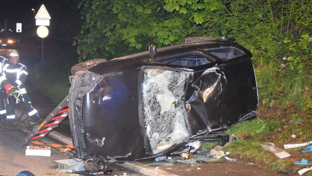 Baden-Württemberg: Auto überschlägt sich - zwei junge Männer in Lebensgefahr