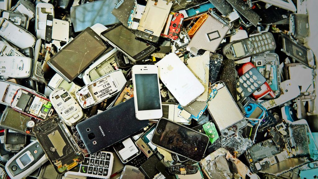  Alte Computer und Smartphones enthalten viele wertvolle Rohstoffe. Auch in Deutschland lohnt es sich, elektronische Geräte so zu zerlegen, dass sich so viel wie möglich davon wiederverwerten lässt. Doch dem Recycling sind Grenzen gesetzt – noch. 