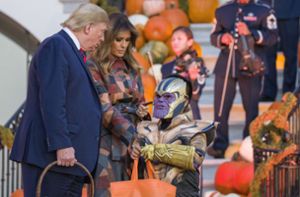 Süßes vom US-Präsidenten: Trumps verteilen Süßigkeiten an verkleidete Kinder