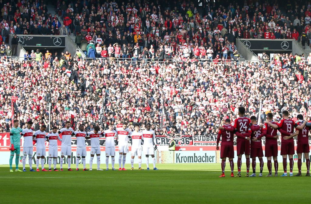 Vor dem Spiel gab es eine Schweigeminute für die Opfer des Anschlages in Hanau.