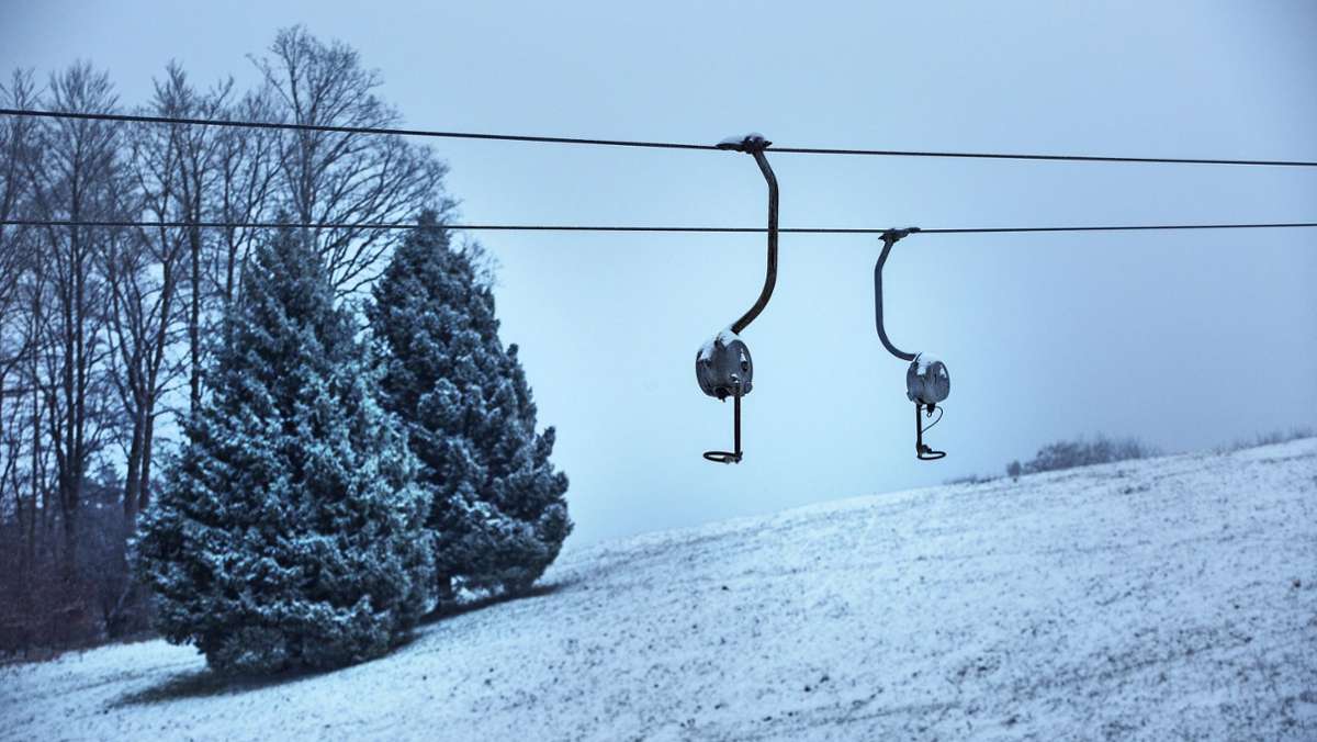  Auf der Schwäbischen Alb ist der erste Schnee gefallen. Noch reicht die dünne Schneedecke nicht zum Skifahren und Langlaufen. 
