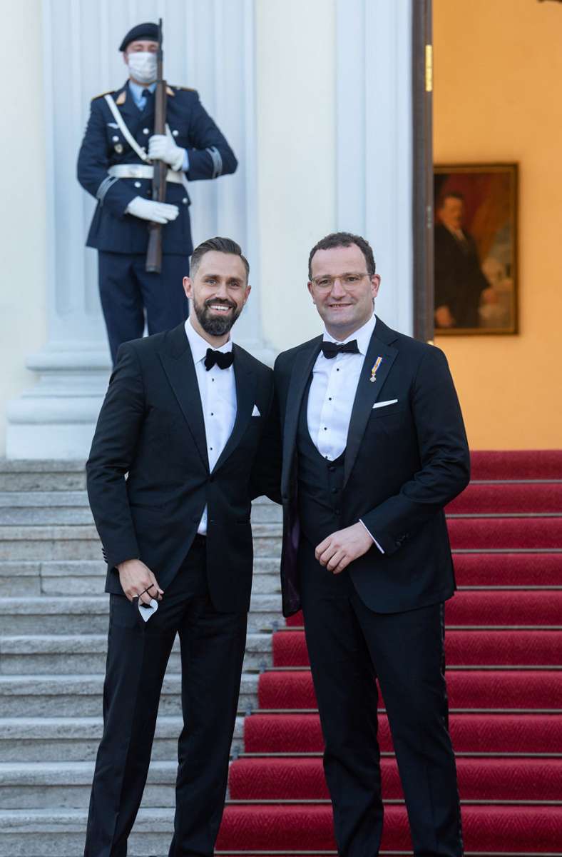 Auch Bundesgesundheitsminister Jens Spahn (rechts) und sein Ehemann Daniel Funke folgten der Einladung des Bundespräsidenten ...