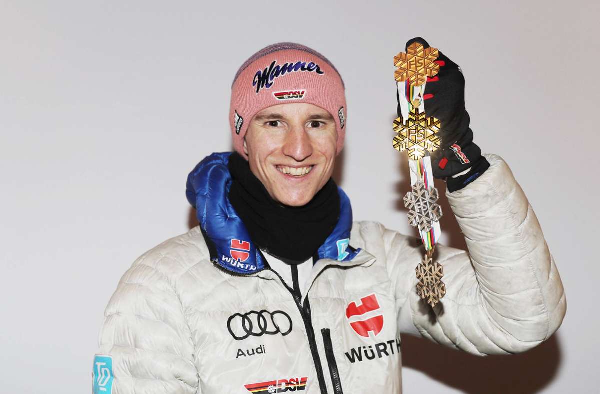 Für Karl Geiger war es ein turbulenter Weltcup-Winter. Vaterfreuden, Weltmeister im Skifliegen, Auftaktsieg bei der Vierschanzentournee, überstandene Corona-Infektion, überstandenes Formtief und nun ein kompletter Medaillensatz bei der Nordischen Ski-WM. Der 28-Jährige triumphierte bei seiner Heim-WM nicht nur im Team und im Mixed mit Gold, sondern sicherte sich auch Silber von der Normalschanze und Bronze von der Großschanze.