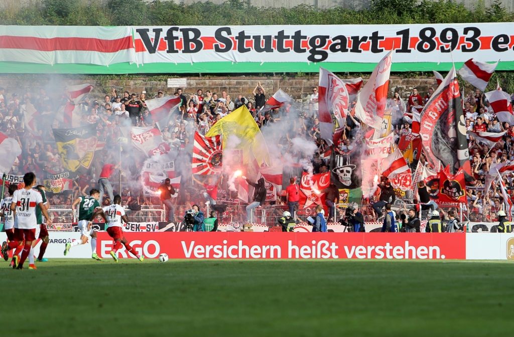 Die Fans des VfB Stuttgart fallen beim Pokalspiel gegen den FC 08 Homburg negativ auf. Foto: Pressefoto Baumann