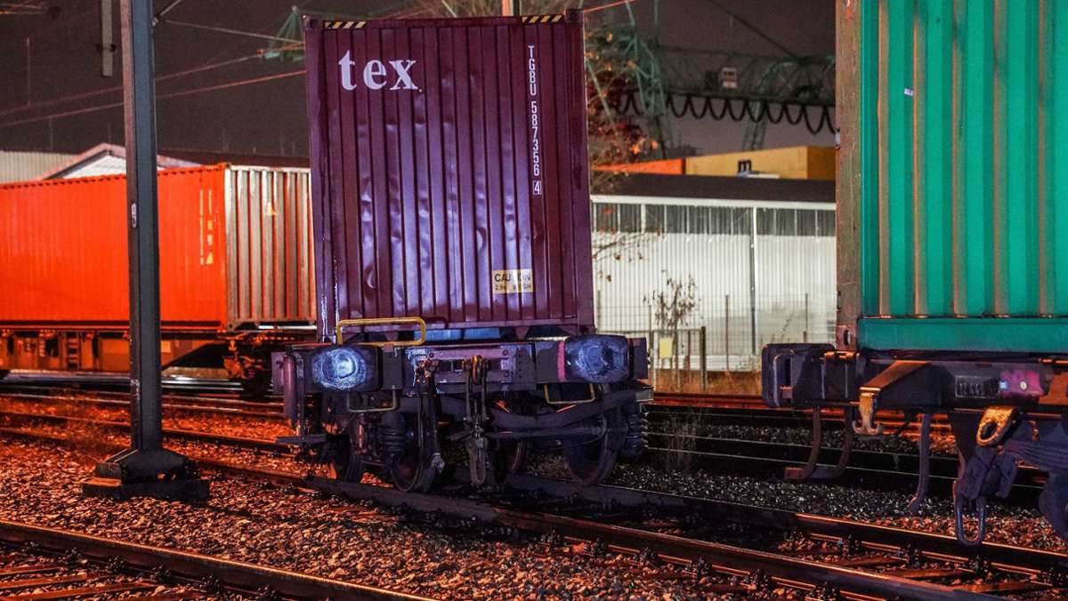 Güterzug am Hafen in Untertürkheim entgleist: Bergung der Waggons wohl am Mittwochabend abgeschlossen