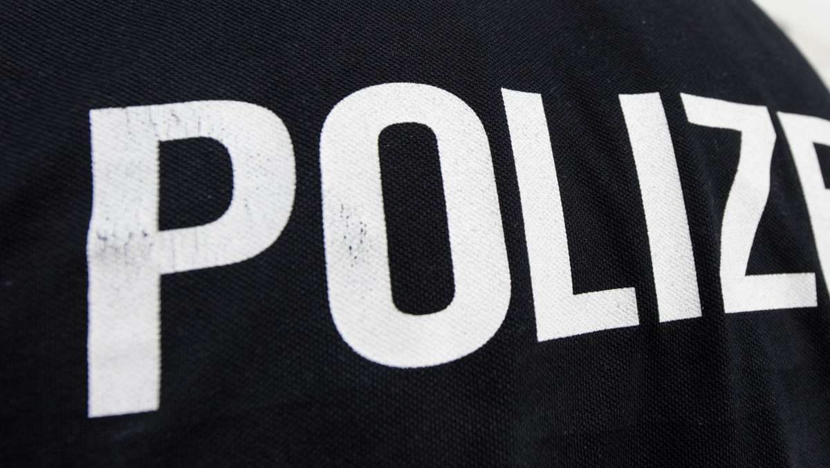  Ein 29-Jähriger irrt über den Hof eines Schotterwerks im Kreis Ludwigsburg. Als er über die angrenzende Straße läuft, greift die Polizei ein. 