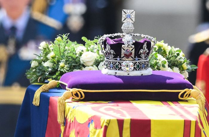 Wie viel ist die Krone der Queen wert?