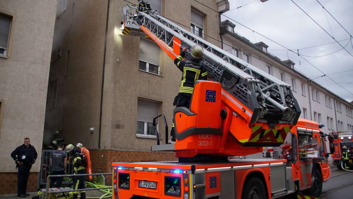  Am Montagnachmittag bricht in einem Mehrfamilienhaus an der Landhausstraße im Stuttgarter Osten ein Feuer aus. Verletzt wird niemand – auch weil sich die Bewohner vorbildlich verhalten. 