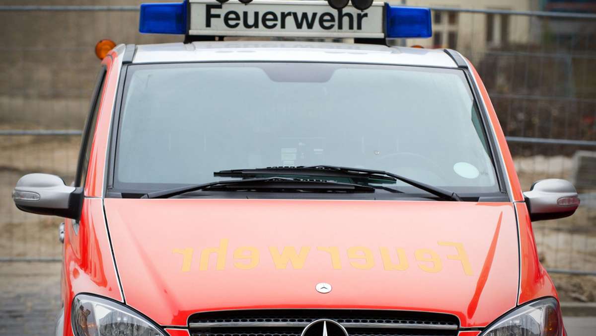 Eine Mutter hat am Montagnachmittag in Neckartenzlingen (Kreis Esslingen) versehentlich ihren Sohn im Auto eingeschlossen. Da der Ersatzschlüssel nicht vor Ort war, musste der Junge von der Feuerwehr befreit werden.
