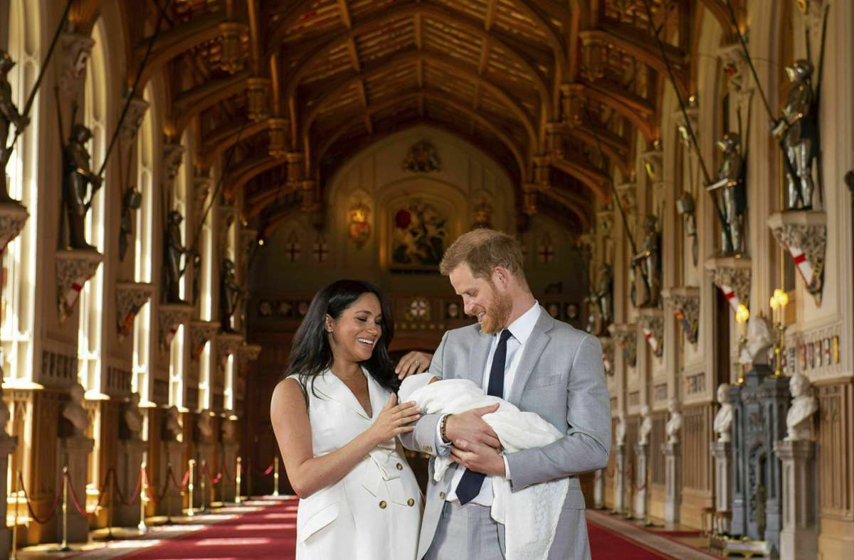 Erster Fototermin für kleinen Royal: Wenige Tage nach seiner Geburt am 6. Mai 2019 zeigen seine Eltern Archie Harrison das erste Mal der Öffentlichkeit.