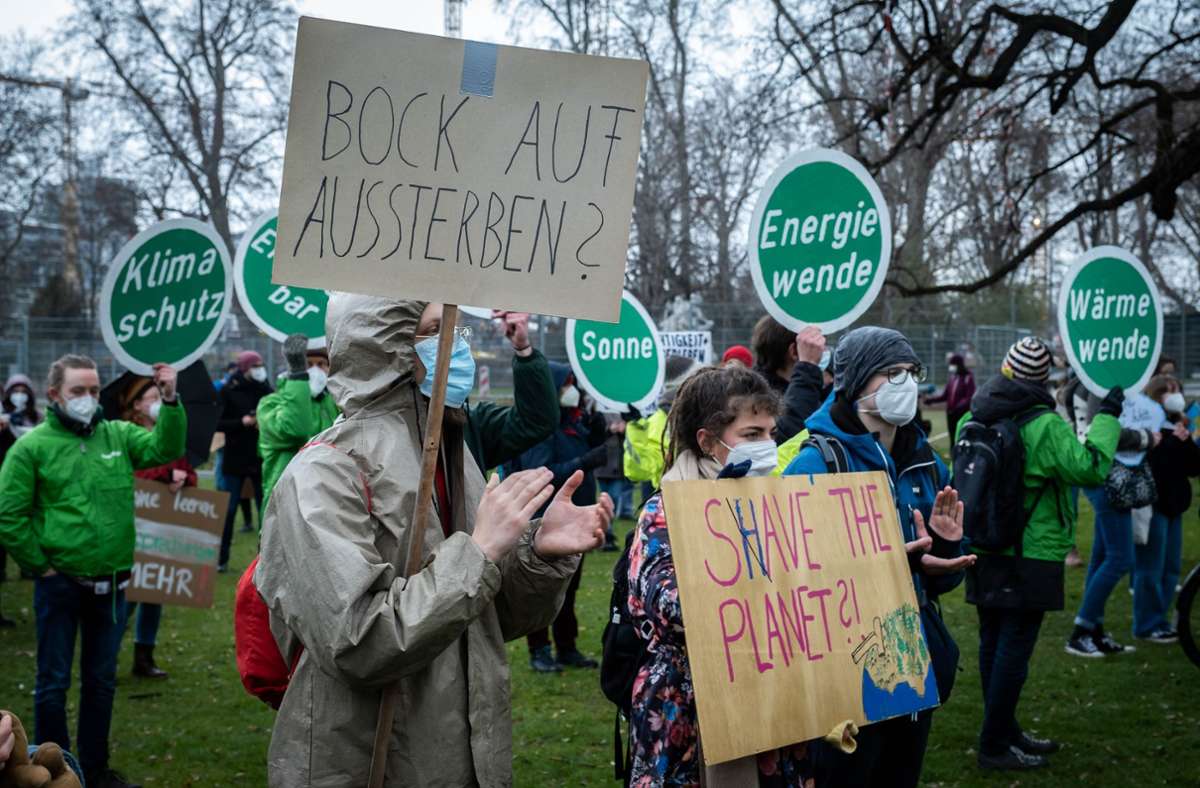 Mehrere hundert Menschen waren in Stuttgart gekommen, um am siebten Globalen Klimastreik teilzunehmen.