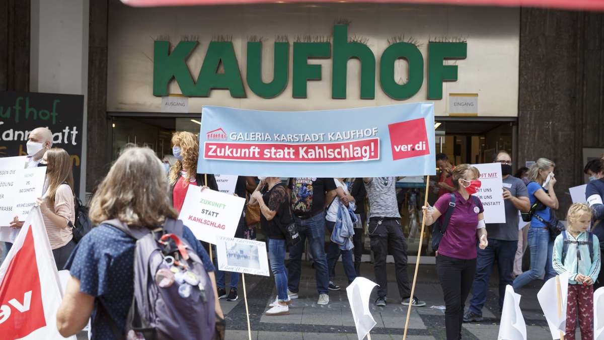 Demo vor Kaufhof in Bad Cannstatt: Mitarbeiter gehen für Erhalt der Arbeitsplätze auf die Straße