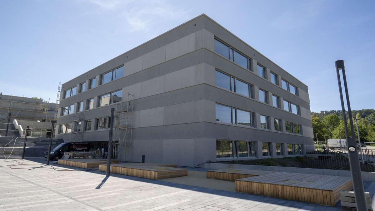 Realschule Gerlingen: Bürgermeister übergibt Schlüssel für neue Realschule