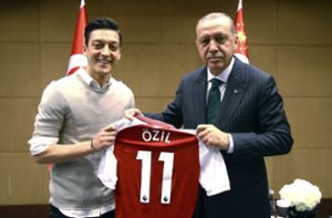 Mesut Özil ließ sich in der Vergangenheit bereits mehrmals mit Recep Tayyip Erdogan ablichten. (Archivbild) Foto: dpa