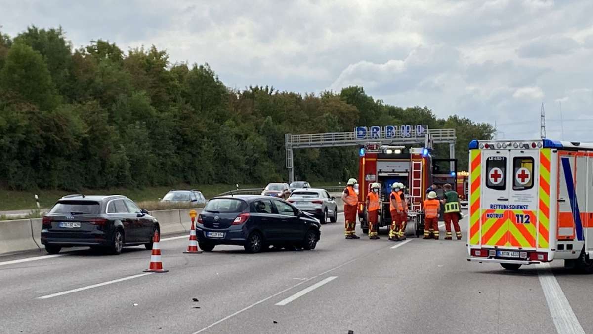 Unfall auf der A81 bei Stuttgart: Zwei Autos überschlagen sich – Autobahn teilweise gesperrt