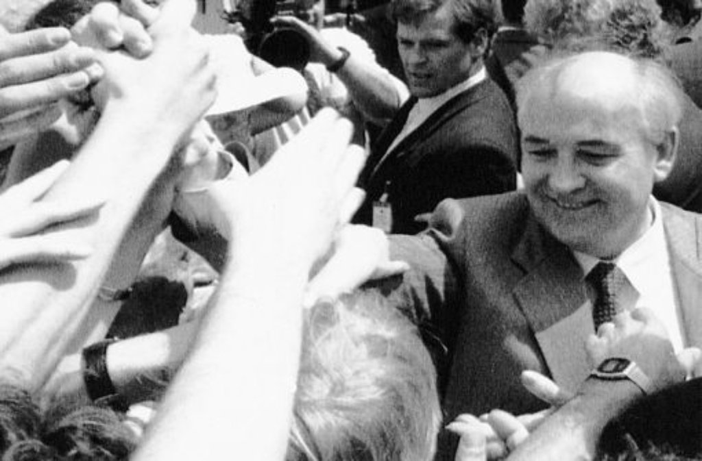 Auch im Südwesten weht ein Hauch von Glasnost und Perestrojka, als der damalige sowjetische Staatspräsident Michail Gorbatschow am 14. Juni 1989 die Landeshauptstadt besucht. Er hält sich für etwa sechs Stunden in Stuttgart auf und wird von den Schwaben frenetisch gefeiert. 50.000 Menschen säumen die Straßen in Stuttgart, als Gorbatschow mit Lothar Späth im Konvoi zur Universität nach Stuttgart-Vaihingen fährt.