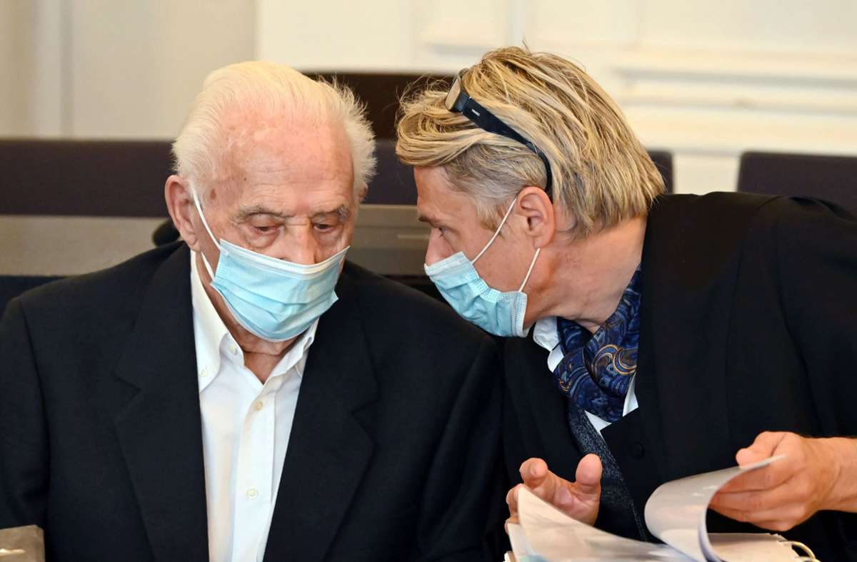 Der 88-jährige Angeklagte (links) mit seinem Anwalt Michael Storz Foto: dpa/Uli Deck
