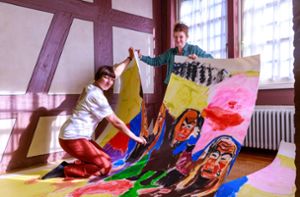 Malerinnen zerstören bei Kunstaktion ihr eigenes XXL-Bild