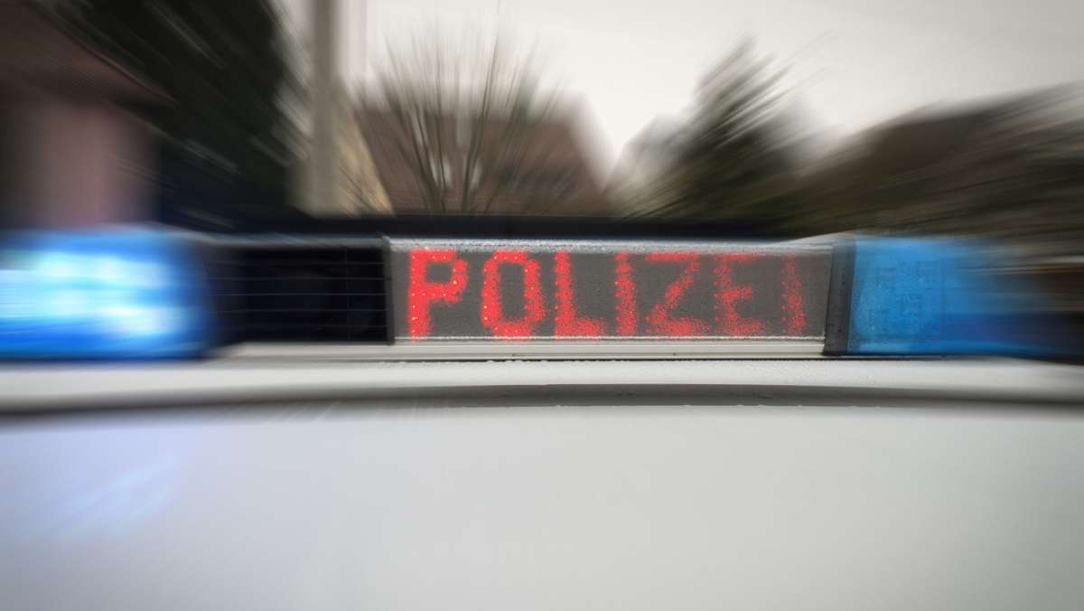 In der Nacht zum Freitag stiehlt ein Unbekannter ein Auto in Stuttgart-Möhringen. 24 Stunden später kommt der Wagen einer Polizeistreife in Stuttgart-Fasanenhof entgegen. Es kommt zu einer kurzen Verfolgung. 