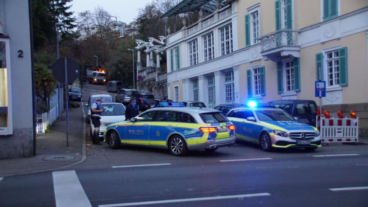 Zwischen Mauer und Fahrzeug eingeklemmt: Fußgängerin in Esslingen von Lkw erfasst und schwer verletzt